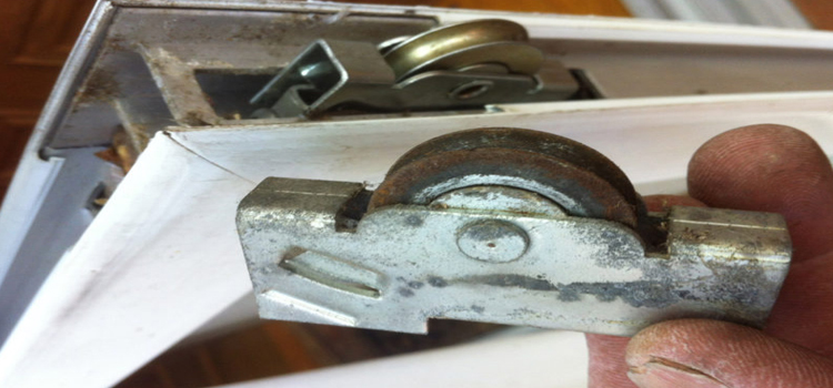 screen door roller repair in Dufferin St